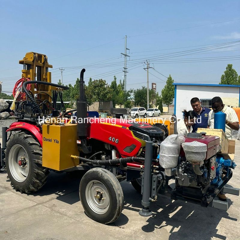 Boormachine op een tractor die 200 meter diep waterboren kan