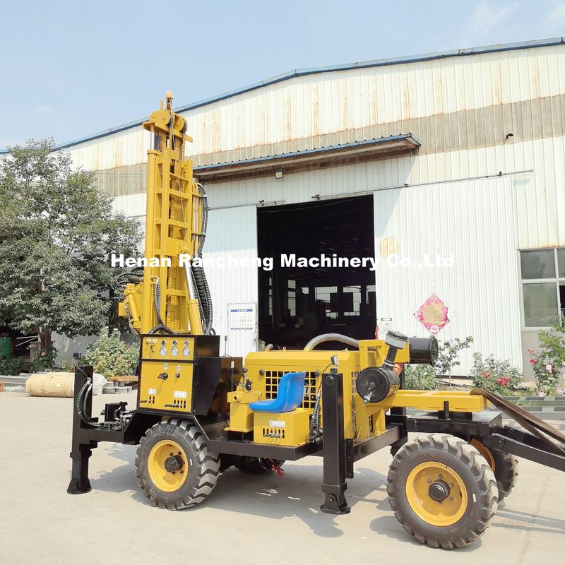 Trailer Type Water Well Drilling Rig 200m Boordiepte Gemakkelijk te bedienen Zowel modderpomp als luchtcompressor