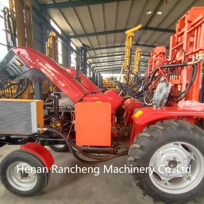 Een op een tractor gemonteerde, vierwielige, krachtige boormachine voor 200/260m, 254mm waterput boren.
